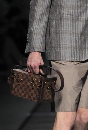 Louis Vuitton تكشف عن مجموعة ربيع صيف 2013 في دبي